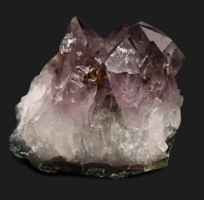 典型的な晶洞タイプ……水晶とアメシスト（Amethyst）が溶け合うように共生した、麗しい一点（その1）