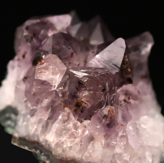 典型的な晶洞タイプ……水晶とアメシスト（Amethyst）が溶け合うように共生した、麗しい一点（その2）
