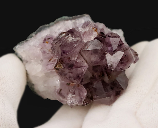 典型的な晶洞タイプ……水晶とアメシスト（Amethyst）が溶け合うように共生した、麗しい一点（その3）