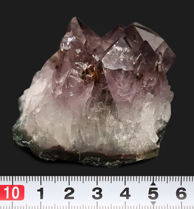 典型的な晶洞タイプ……水晶とアメシスト（Amethyst）が溶け合うように共生した、麗しい一点（その6）