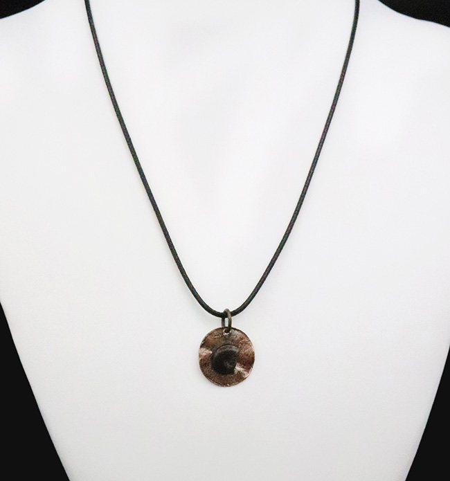 自然物ならではの“唯一無二”感……モロッコ産アンモナイト（Ammonite）をあしらった、渋さが際立つペンダントトップ（紐付き）（その2）