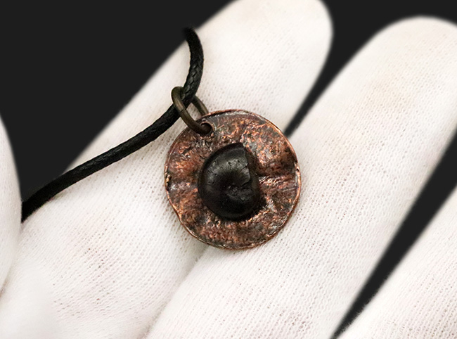 自然物ならではの“唯一無二”感……モロッコ産アンモナイト（Ammonite）をあしらった、渋さが際立つペンダントトップ（紐付き）（その3）