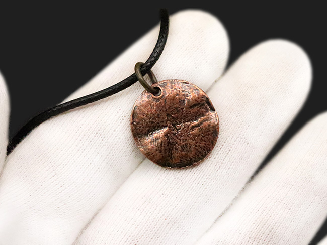 自然物ならではの“唯一無二”感……モロッコ産アンモナイト（Ammonite）をあしらった、渋さが際立つペンダントトップ（紐付き）（その4）