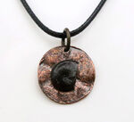 自然物ならではの“唯一無二”感……モロッコ産アンモナイト（Ammonite）をあしらった、渋さが際立つペンダントトップ（紐付き）