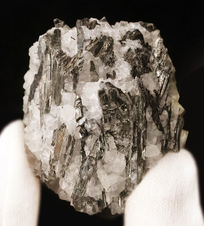 かつて1878年のパリ万国博覧会にも出品され、コレクターを魅了した、愛媛県産 市之川鉱山（閉山）産の希少な輝安鉱（Stibnite）（その1）