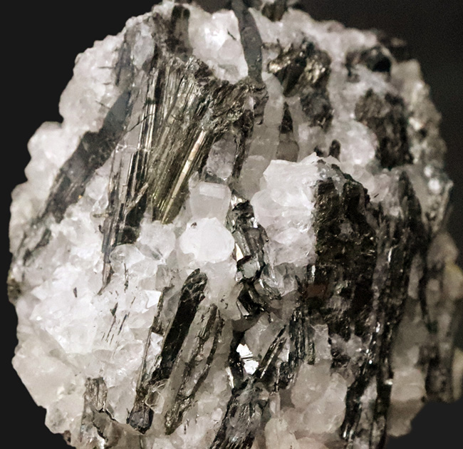 かつて1878年のパリ万国博覧会にも出品され、コレクターを魅了した、愛媛県産 市之川鉱山（閉山）産の希少な輝安鉱（Stibnite）（その2）