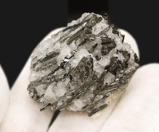 かつて1878年のパリ万国博覧会にも出品され、コレクターを魅了した、愛媛県産 市之川鉱山（閉山）産の希少な輝安鉱（Stibnite）（その4）