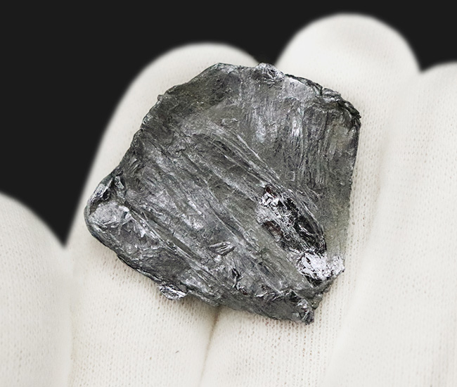 世界遺産・白川郷のほど近く、平瀬鉱山（閉山）産の高品位モリブデン（輝水鉛鉱）の天然標本（その3）