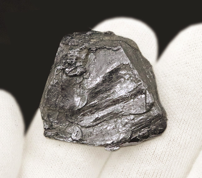 世界遺産・白川郷のほど近く、平瀬鉱山（閉山）産の高品位モリブデン（輝水鉛鉱）の天然標本（その4）