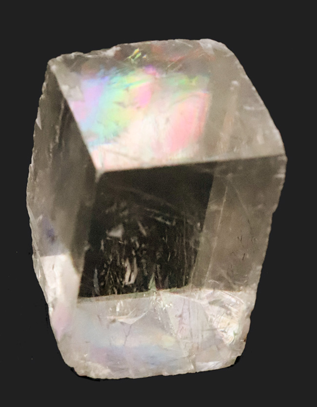 氷のような見た目に、七色の遊色をまとった、極めて希少な国内（鹿児島県）産のレインボーカルサイト（その2）