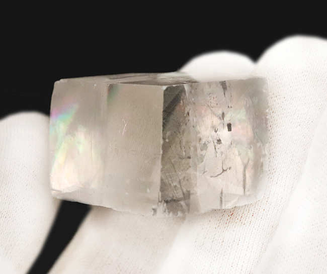 氷のような見た目に、七色の遊色をまとった、極めて希少な国内（鹿児島県）産のレインボーカルサイト（その3）