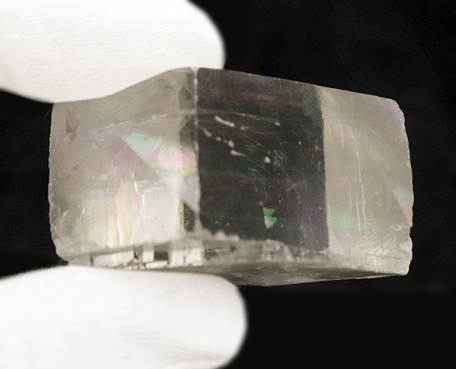 氷のような見た目に、七色の遊色をまとった、極めて希少な国内（鹿児島県）産のレインボーカルサイト（その4）