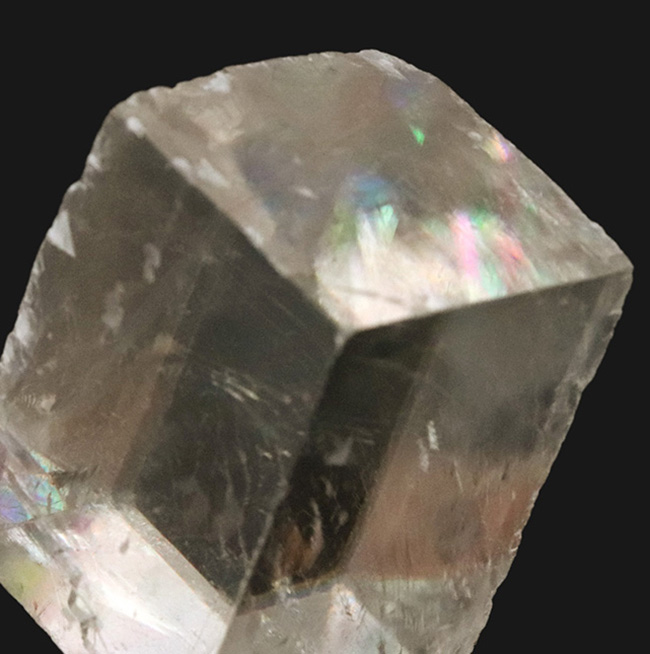 氷のような見た目に、七色の遊色をまとった、極めて希少な国内（鹿児島県）産のレインボーカルサイト（その5）