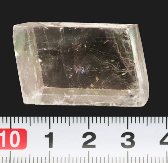 氷のような見た目に、七色の遊色をまとった、極めて希少な国内（鹿児島県）産のレインボーカルサイト（その6）