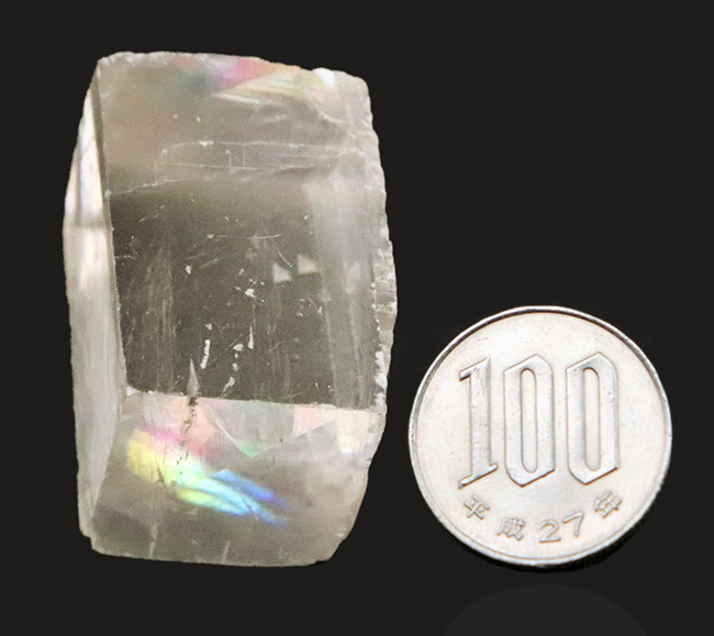 氷のような見た目に、七色の遊色をまとった、極めて希少な国内（鹿児島県）産のレインボーカルサイト（その7）