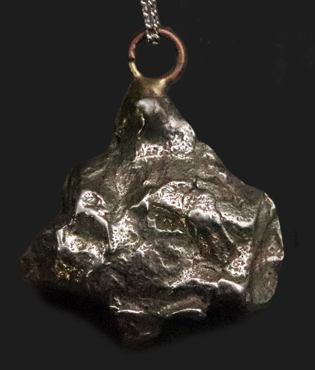 宇宙からの贈り物……隕石を身に着けてみませんか？個性的で話題性のあるアイテムをお探しの方におすすめしたい、鉄隕石「カンポ・デル・シエロ」のペンダントトップ（シルバーチェーン＆高級ジュエリーケース付き）（その1）