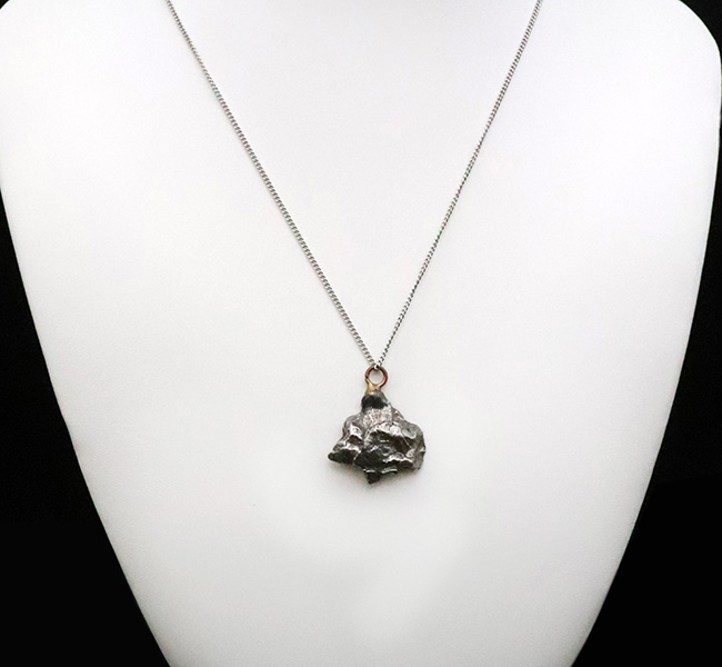 宇宙からの贈り物……隕石を身に着けてみませんか？個性的で話題性のあるアイテムをお探しの方におすすめしたい、鉄隕石「カンポ・デル・シエロ」のペンダントトップ（シルバーチェーン＆高級ジュエリーケース付き）（その2）