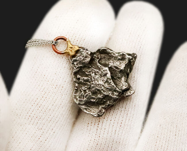 宇宙からの贈り物……隕石を身に着けてみませんか？個性的で話題性のあるアイテムをお探しの方におすすめしたい、鉄隕石「カンポ・デル・シエロ」のペンダントトップ（シルバーチェーン＆高級ジュエリーケース付き）（その4）