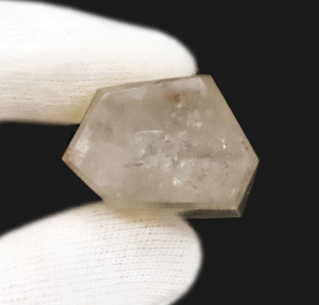 天使の髪の毛と形容される美しい鉱物！内部に金色に輝く二酸化