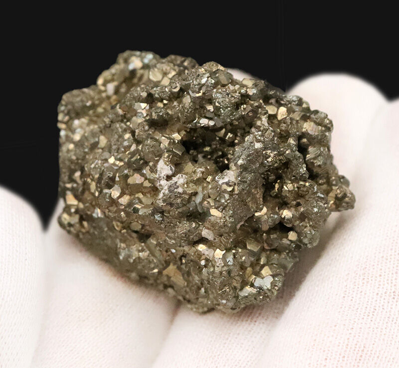 著名産地、ペルー・ワンサラ鉱山産の高品質パイライト（Pyrite）・クラスター標本（その2）