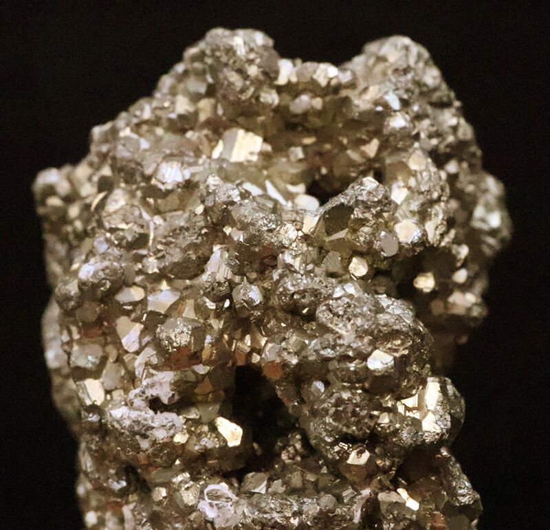 著名産地、ペルー・ワンサラ鉱山産の高品質パイライト（Pyrite）・クラスター標本（その3）