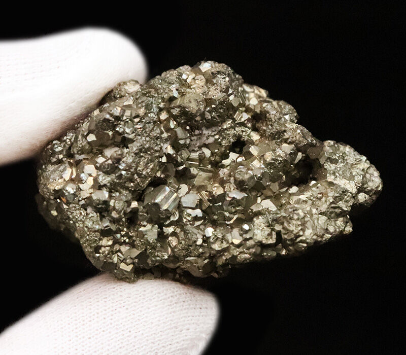 著名産地、ペルー・ワンサラ鉱山産の高品質パイライト（Pyrite）・クラスター標本（その5）
