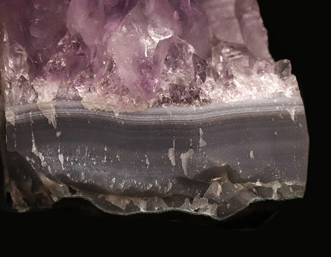 机上に、時を閉じ込めた紫の洞窟はいかが?ブラジル産ジオード型・天然アメジスト(Amethyst)(その3)