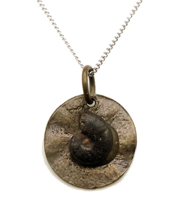 モロッコ産アンモナイト（Ammonite）をあしらった、渋さが際立つペンダントトップ（チェーン付き）（その3）