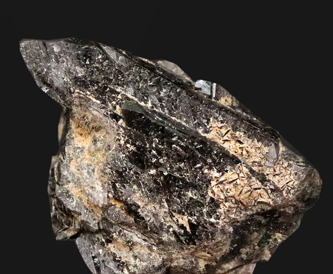 斧のような鋭さと力強さを持った、鋭い稜線が特徴の宮崎県高千穂産 斧石（Axinite）（その2）