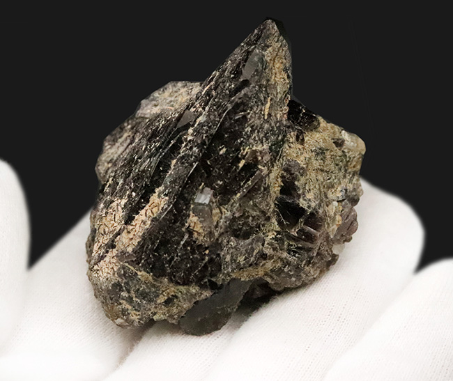 斧のような鋭さと力強さを持った、鋭い稜線が特徴の宮崎県高千穂産 斧石（Axinite）（その3）