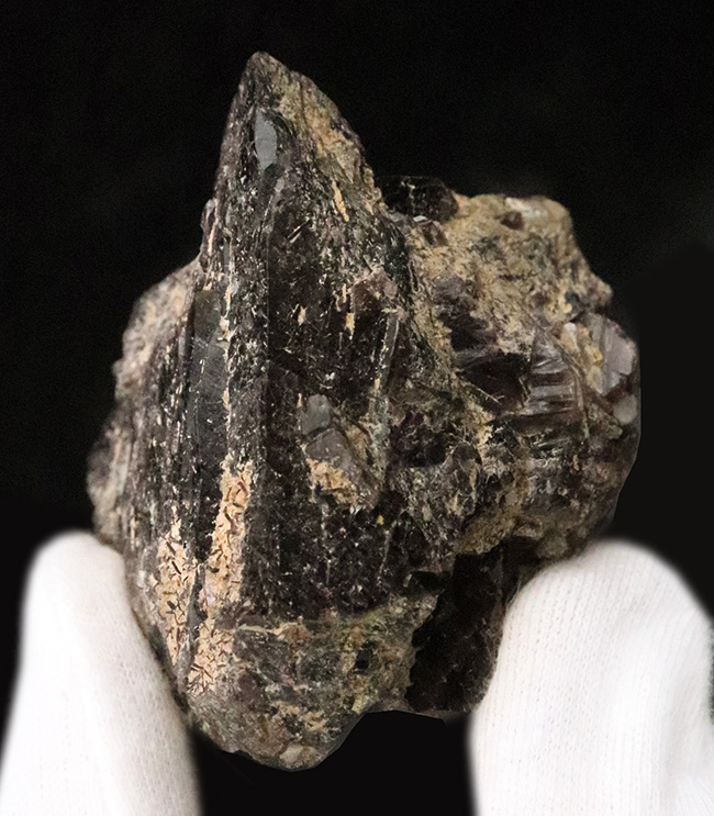 斧のような鋭さと力強さを持った、鋭い稜線が特徴の宮崎県高千穂産 斧石（Axinite）（その4）