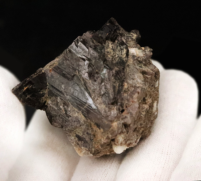 斧のような鋭さと力強さを持った、鋭い稜線が特徴の宮崎県高千穂産 斧石（Axinite）（その5）