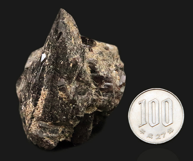 斧のような鋭さと力強さを持った、鋭い稜線が特徴の宮崎県高千穂産 斧石（Axinite）（その7）