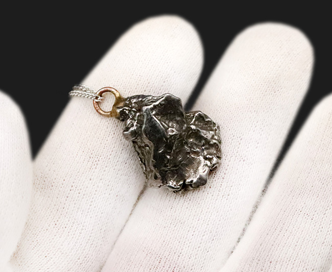 宇宙からの贈り物!約5000年前に地球へ降り注いだ、ロマンあふれる鉄隕石……カンポ・デル・シエロ(Campo del Cielo)を用いたペンダントトップ(シルバーチェーン・高級ジュエリーケース付き)(その3)