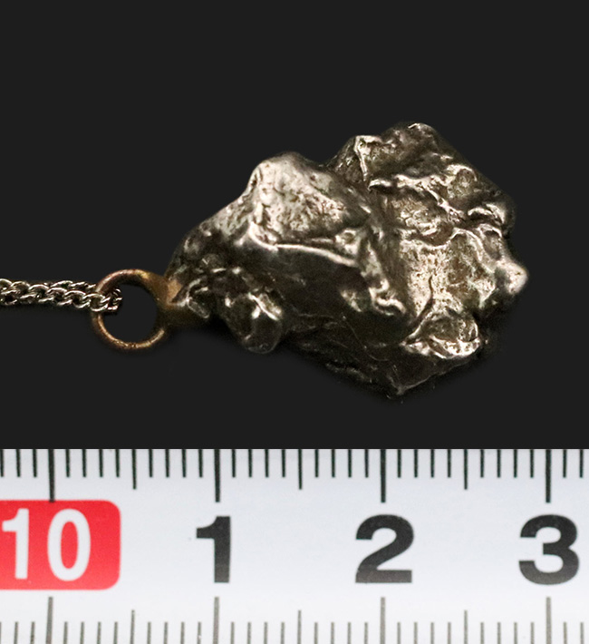 宇宙からの贈り物!約5000年前に地球へ降り注いだ、ロマンあふれる鉄隕石……カンポ・デル・シエロ(Campo del Cielo)を用いたペンダントトップ(シルバーチェーン・高級ジュエリーケース付き)(その5)