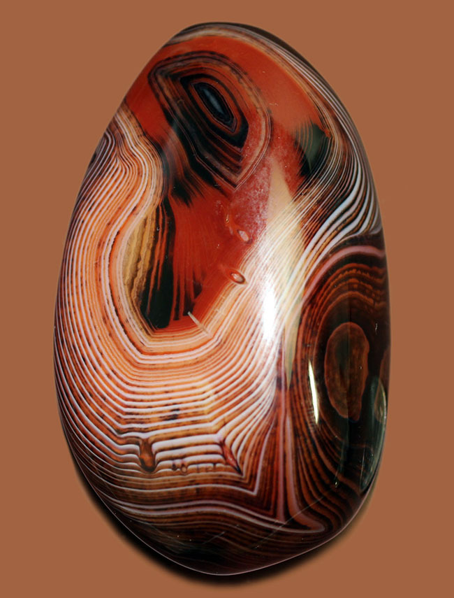 これぞ縞瑪瑙!細線が多数入ったマダガスカル産メノウ(Agate)(その1)