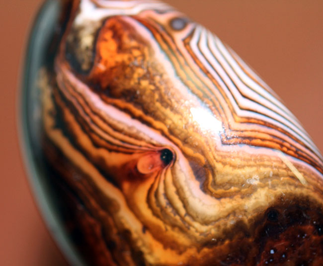 これぞ縞瑪瑙!細線が多数入ったマダガスカル産メノウ(Agate)(その10)