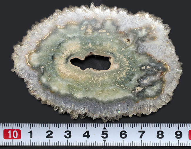 カルセドニー（玉髄）と石英結晶が同時に見られる不思議な鉱物、スタラクタイト（その4）