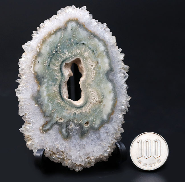 カルセドニー（玉髄）と石英結晶が同時に見られる不思議な鉱物、スタラクタイト（その5）