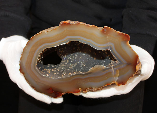 半透明の典型的な縞メノウ（Agate）の晶洞。名産地ブラジル産。半透明で美しいブラウンを呈します（その3）