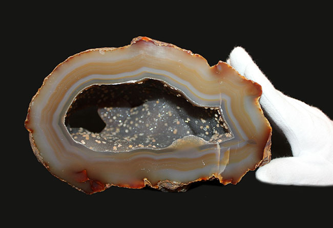 半透明の典型的な縞メノウ（Agate）の晶洞。名産地ブラジル産。半透明で美しいブラウンを呈します（その4）