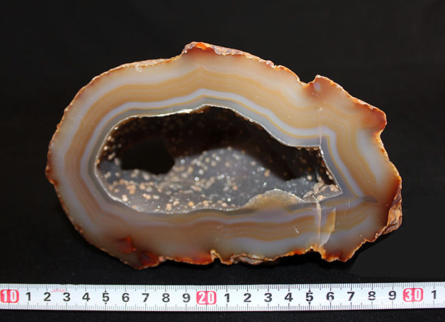 半透明の典型的な縞メノウ(Agate)の晶洞。名産地ブラジル産。半透明で美しいブラウンを呈します(その7)
