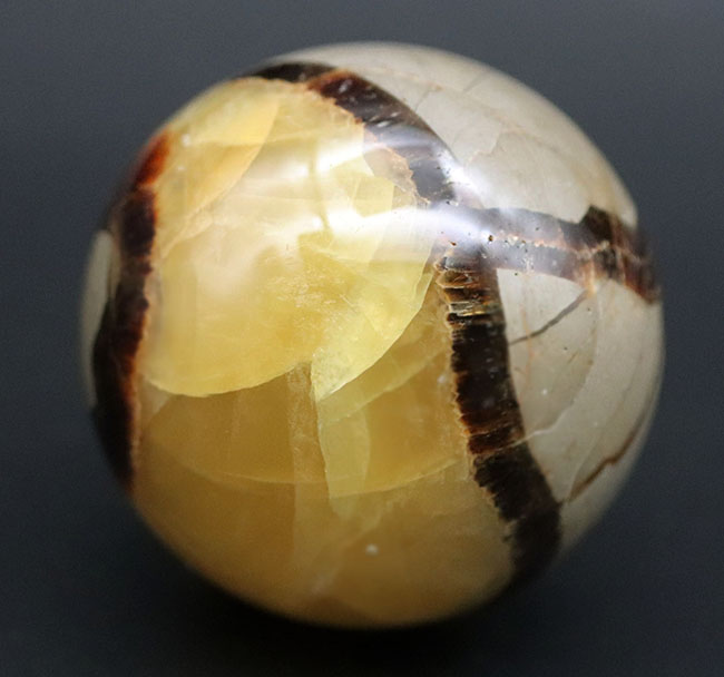 自然が生み出した不思議な鉱物、イエローセプタリアン(Yellow septarian)の珍しいスフィアタイプ(その2)