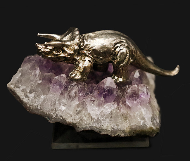 アメシストの剣山に、黄金のメタル・トリケラトプスが堂々と佇む、唯一無二のオブジェ（その1）