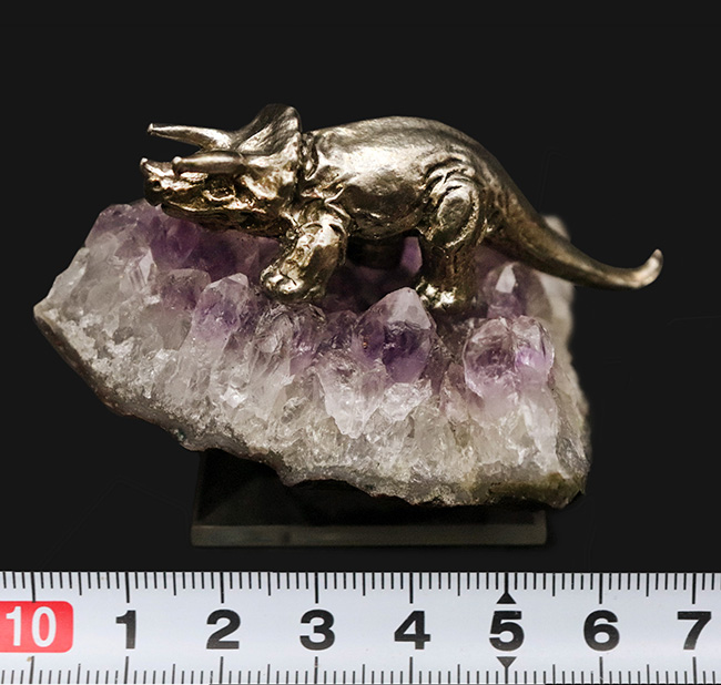 アメシストの剣山に、黄金のメタル・トリケラトプスが堂々と佇む、唯一無二のオブジェ（その10）