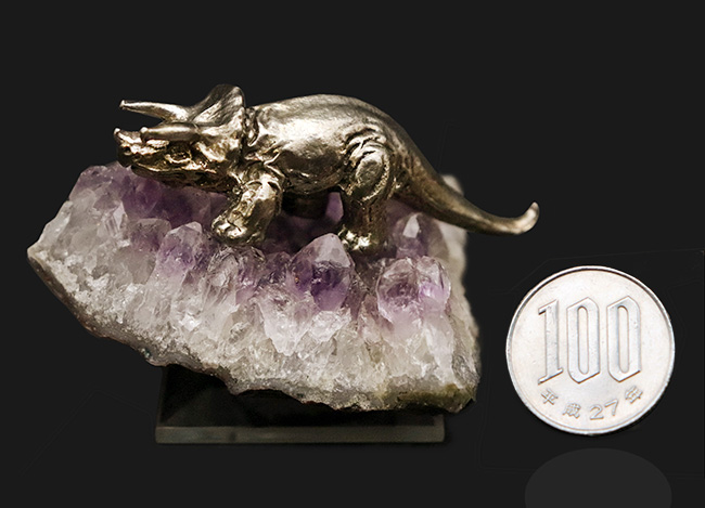 アメシストの剣山に、黄金のメタル・トリケラトプスが堂々と佇む、唯一無二のオブジェ（その11）