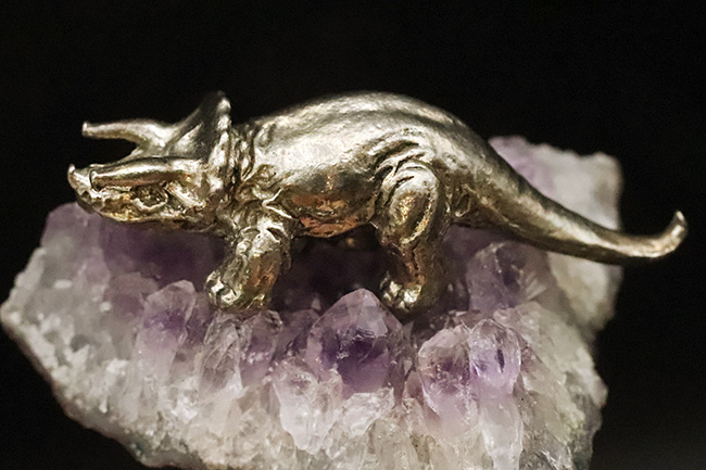 アメシストの剣山に、黄金のメタル・トリケラトプスが堂々と佇む、唯一無二のオブジェ（その2）