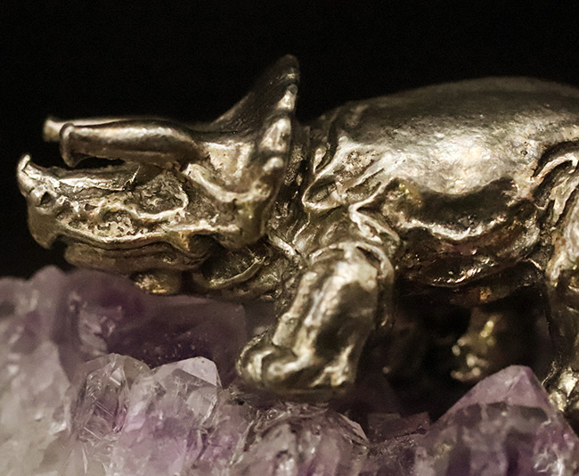 アメシストの剣山に、黄金のメタル・トリケラトプスが堂々と佇む、唯一無二のオブジェ（その3）