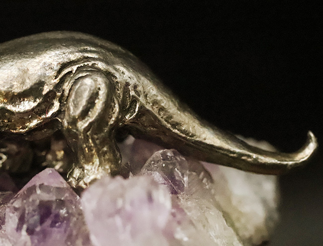 アメシストの剣山に、黄金のメタル・トリケラトプスが堂々と佇む、唯一無二のオブジェ（その4）