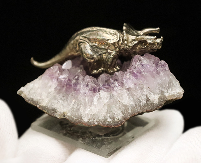 アメシストの剣山に、黄金のメタル・トリケラトプスが堂々と佇む、唯一無二のオブジェ（その5）